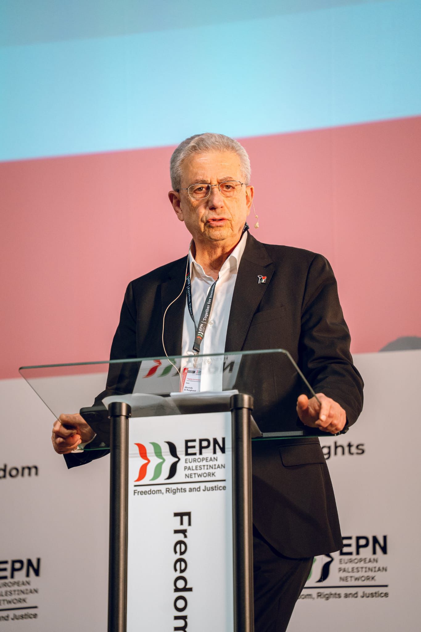 Mogens Lykketoft speaking at the transparent lectern.